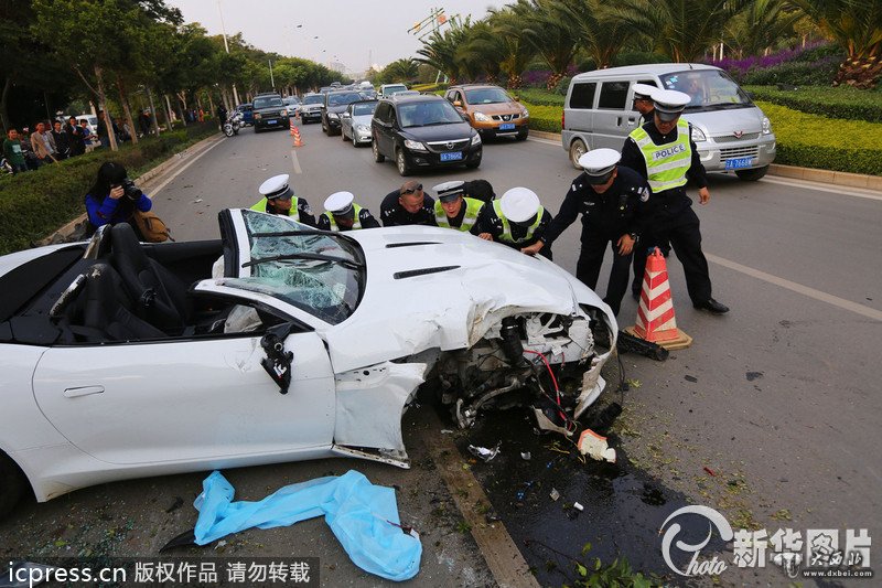 昆明“飆車黨”一路狂飆車毀人亡 豪車司機(jī)被彈飛
